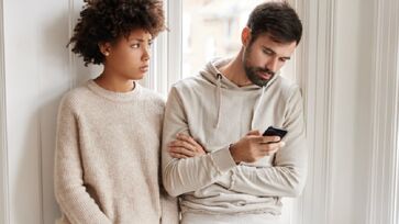 'Phubbing' define a atitude de ignorar uma pessoa próxima para usar o celular