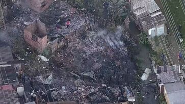 Mais de 10 casas foram atingidas pelo incêndio