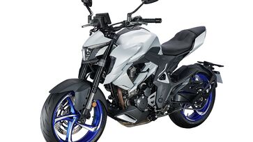 Moto brancaZontes R350 ncom a cor prata (Matt Silver) e com rodas diamantadas azuis