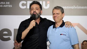 Ney Santos, ex-prefeito de Embu das Artes, ao lado do governador de São Paulo, Tarcísio de Freitas 
