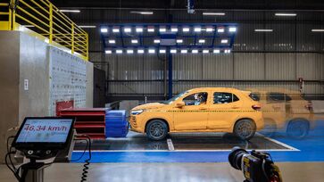 Durante os ensaios, tecnologias aprimoradas monitoram sinais de curto-circuito, fuga térmica e risco de incêndio