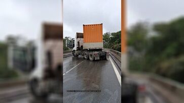 Condutor perdeu o controle da direção e se chocou contra a mureta central