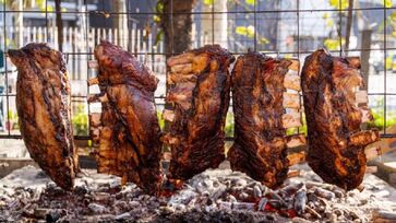 Há estações de churrasco à vontade, além de cerveja e bebidas não alcoólicas liberadas