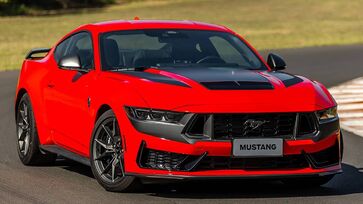 Ford Mustang Dark Horse ostenta também o primeiro logo do Mustang em que o cavalo é visto de frente