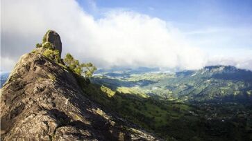 Pedra do Baú é um dos pontos turísticos mais desafiadores do Estado