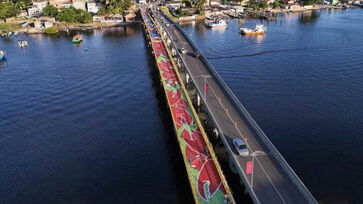 Com desenhos que homenageiam a cultura local, a ponte foi inaugurada em 2024 e custou cerca de R$ 13 milhões