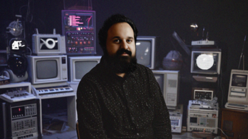 Rev Denis é conhecido por seu trabalho como DJ e sua paixão pela música negra