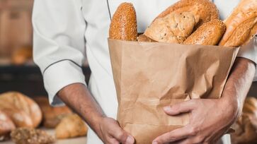 Sacolas plásticas retém a umidade do alimento, aumentando as chances de mofo