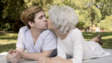 Descubra o que significa sonhar que está se relacionando com a mãe, segundo a psicologia