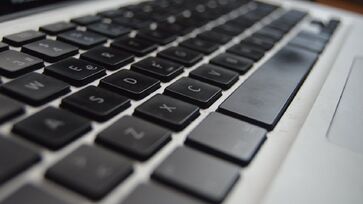 Mesmo com adições, avanços e mudanças, o layout QWERTY permanece dominante