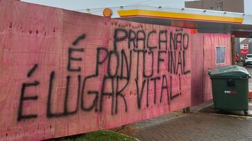 Manifestantes protestaram em praça alvo de polêmica em Ubatuba