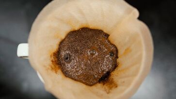 Apesar de parecer lixo, resíduo do café tem diversas funções interessantes