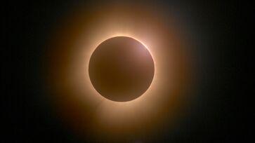 Segundo a Nasa, um eclipse solar ocorre quando a Lua passa diretamente entre o Sol e a Terra