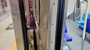 Conhecido como "Gap Fillers", o dispositivo está posicionado no vidro das portas evitando que os passageiros fiquem presos ou parados entre as portas e os trens