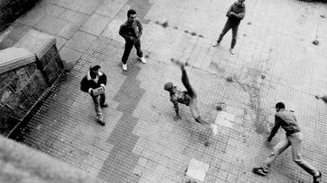 Dançarinos de break durante performance na estação de metrô São Bento, em São Paulo