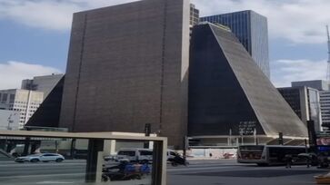 O prédio da Fiesp destoa do restante dos prédios da avenida Paulista