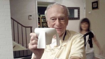 Legenda: Caneca antiderramamento ajudou inúmeras pessoas com Parkinson a tomar seu líquido sem derramar