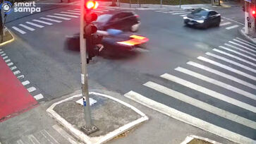 Casal avançou o sinal vermelho da avenida Brigadeiro Faria Lima, na zona oeste, em alta velocidade e bateu na lateral de outro carro