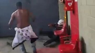 Momento em que PM cai ao chão após ser golpeado