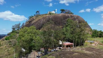 Pedra Bela tem no turismo, rural e religioso, no cultivo de eucalipto e na produção de carvão vegetal suas principais atividades econômicas