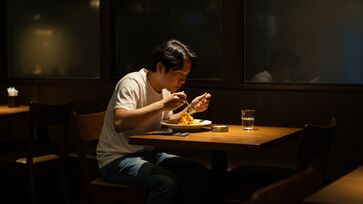 O que a psicologia fala sobre comer sozinho em algum lugar? Confira a seguir