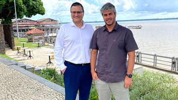 Diretor-presidente da Gazeta, Daniel Villaça (dir.) ao lado do diretor Hiram Baroli em Belém, no Pará