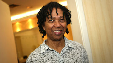 Djavan anuncia álbum e turnê pelo Brasil