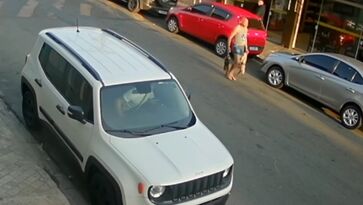 Homem desfilava com gatos mortos pelas ruas de Francisco Morato