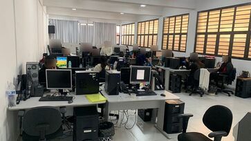 Durante o cumprimento dos mandados de busca e apreensão, os investigadores encontraram a central em pleno funcionamento