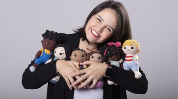 Artesão Ju Sanches se especializou em bonecos feitos de crochê conhecidos como amigurumi
