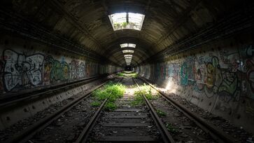 Há também plataformas e corredores interditados, áreas técnicas e passagens sem uso, que despertam curiosidade e alimentam lendas urbanas. 