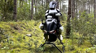 Moto voadora é projetada para transportar apenas uma pessoa e não possui hélices rotativas