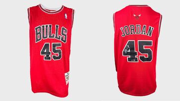 Entre os destaques estão camisas oficiais assinadas por Jordan, LeBron e Kobe