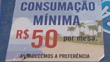 Em praias, por exemplo, não é raro quiosques que determinam valor mínimo para uso das cadeiras e tendas