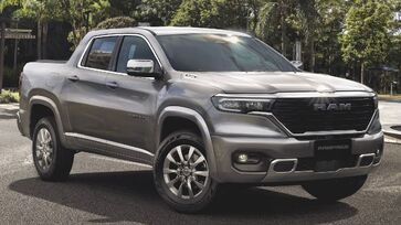 Rebel, a Laramie Night Edition e a R/T ganharam lanternas escurecidas, como nas Ram importadas