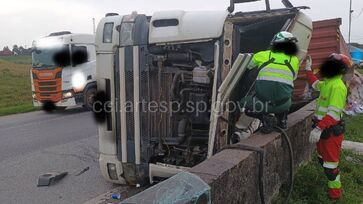 Segundo a concessionária Ecovias, responsável pelo trecho, a carreta teria perdido o controle no ponto de curva
