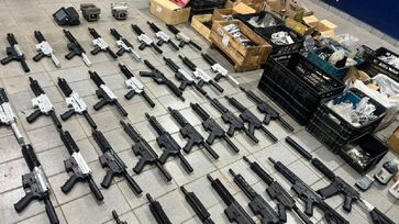 Dupla confessou que fabricava armas e indicou o galpão utilizado para armazenamento