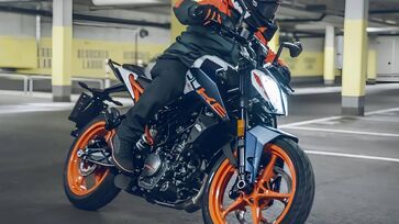 160 Duke tem farol em leds e formato bipartido
