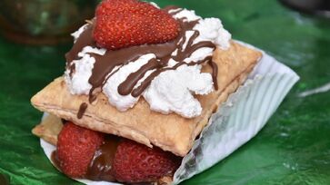 Evento reúne música e gastronomia variada, especialmente com opções que envolvem morango, chocolate e churros