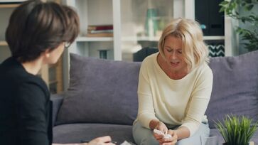 Atitudes como desviar o olhar com frequência ocorrem de forma subconsciente e transmitem sentimentos profundos