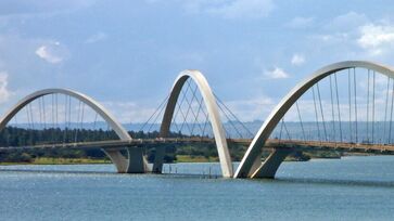 Conhecida carinhosamente como Ponte JK, esta obra de arte da engenharia em Brasília foi projetada pelo renomado arquiteto Alexandre Chan e inaugurada em 2002