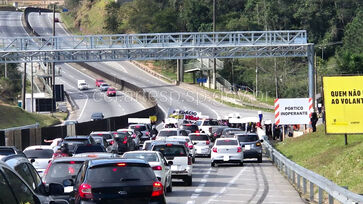 Manifestantes bloquearam a pista no km 37 da Raposo Tavares neste domingo (3/8)