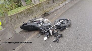 Moto com duas pessoas caiu na rodovia e, na sequência, um caminhão que vinha logo atrás não conseguiu desviar e as atropelou
