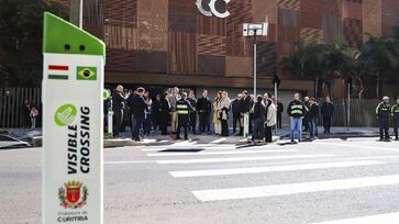 Tecnologia alerta os motoristas caso haja alguém atravessando a rua, por meio de um sensor que funciona a base de energia solar