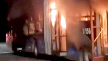 Protesto contra reintegração termina com ônibus em chamas na zona sul de São Paulo