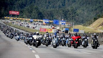 Evento reúne motociclismo, música e confraternização, com arrecadação destinada ao Fundo Social municipal