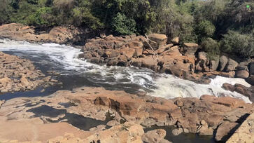 A cachoeira é uma dentre as muitas atrações da cidade
