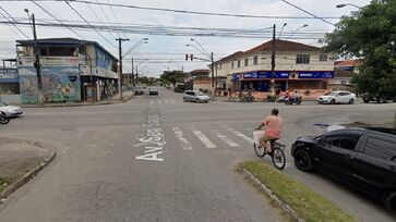 Coletivo realizou uma convesão à esquerda e, em seguida, bateu na motocicleta