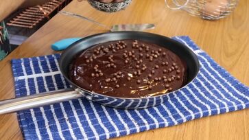 Seguindo esses passos, você terá um bolo de chocolate com a massa cheia e fofinha