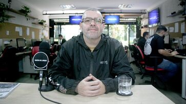 DJ Caique durante entrevista à Gazeta